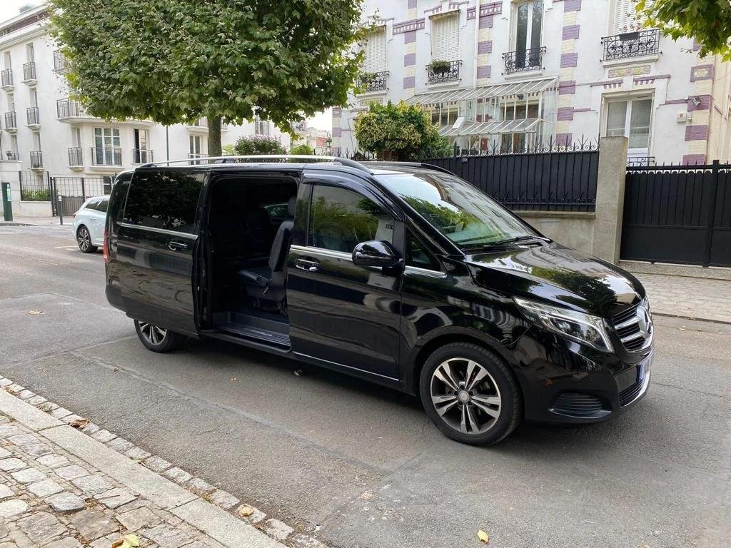 Black Mercedes private transfer vehicle in Italy
